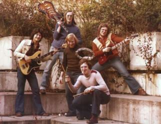 Gruppenfoto von Konjakvier, ich nicht mit Harp aber mit roter Gitarre. Weitere Bandmitglieder: Ninerich Farben-Schmidt, Uli Reiter, Gere Schmidt, Rainer Jansen.